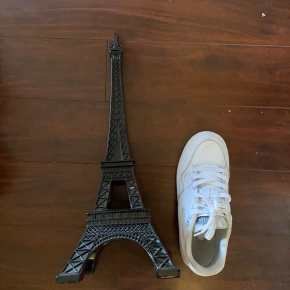 COPY - Eiffel tower and French bulldog statue. - Picture 3 of 3